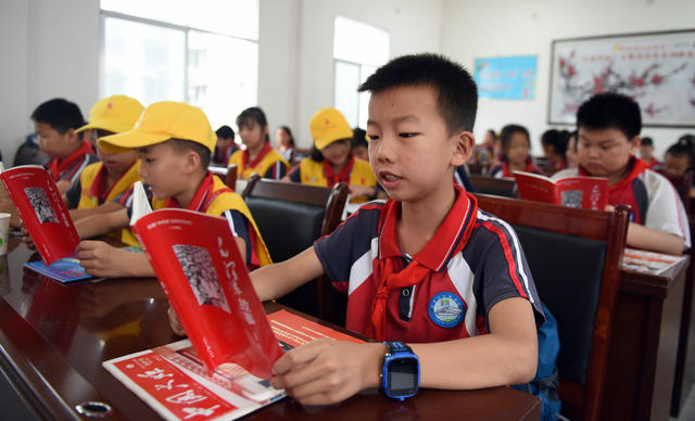暑假 红色 课堂 青少年 劳模 五老