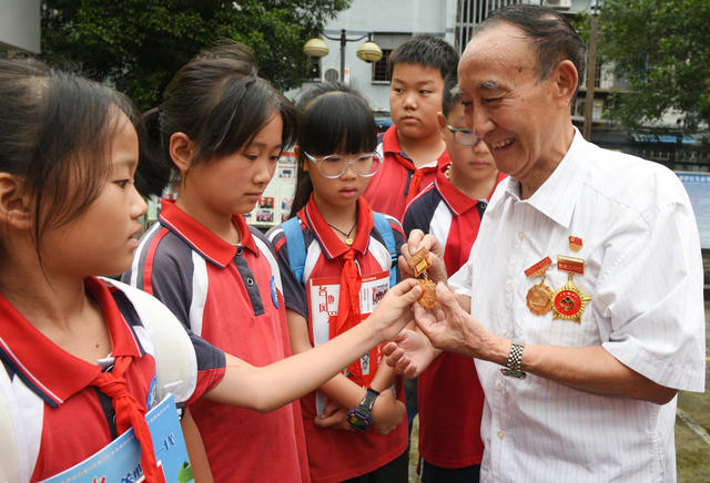 暑假 红色 课堂 青少年 劳模 五老