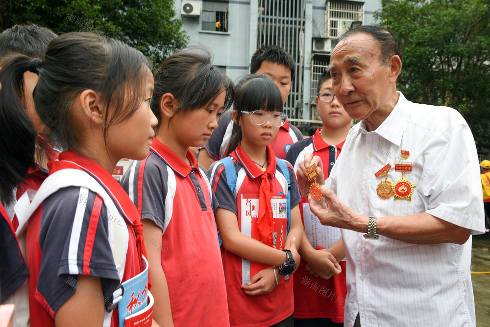 暑假 红色 课堂 青少年 劳模 五老