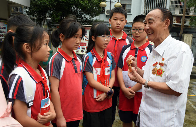 暑假 红色 课堂 青少年 劳模 五老
