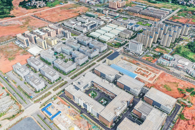 产业 园区 特色小镇 经济 皮具箱包