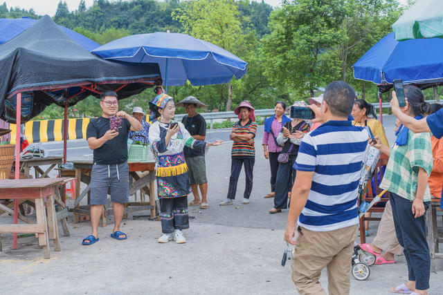 游客到吉首市河溪镇张排村葡萄园采摘葡萄与农互动  农旅融合兴乡村  葡萄名片引客来 