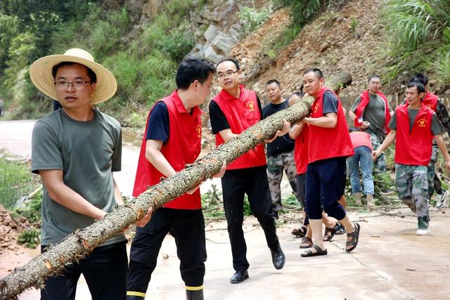 洪灾、灾后自救、志愿服务、干群、清淤排险