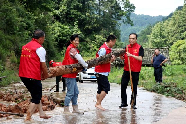 洪灾、灾后自救、志愿服务、干群、清淤排险