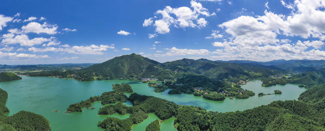 大美中国 美丽乡村 蓝天白云 青山碧水 绿树民居 草甸湿地