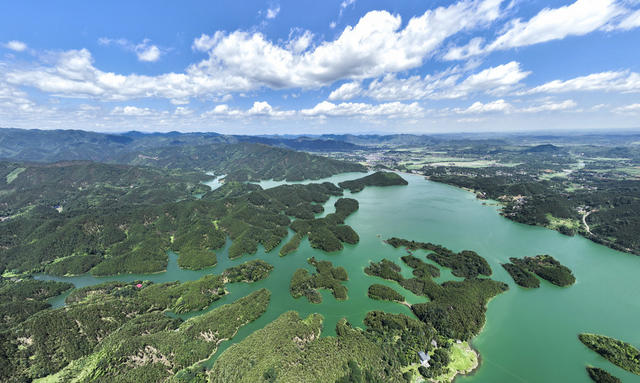 大美中国 美丽乡村 蓝天白云 青山碧水 绿树民居 草甸湿地