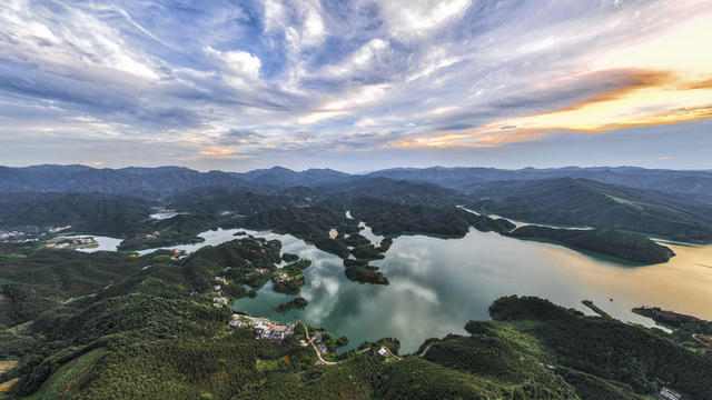 大美中国 美丽乡村 蓝天白云 青山碧水 绿树民居 草甸湿地