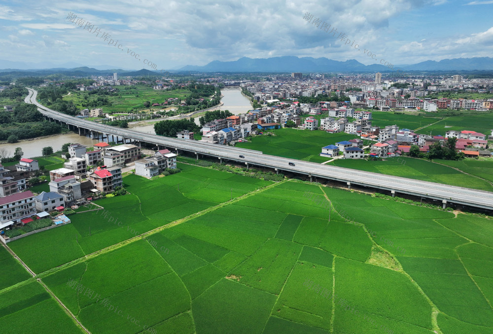 生态环境 ，美丽乡村，新农村，绿色发展，田园，民居，河流，公路，乡村游，生态农业