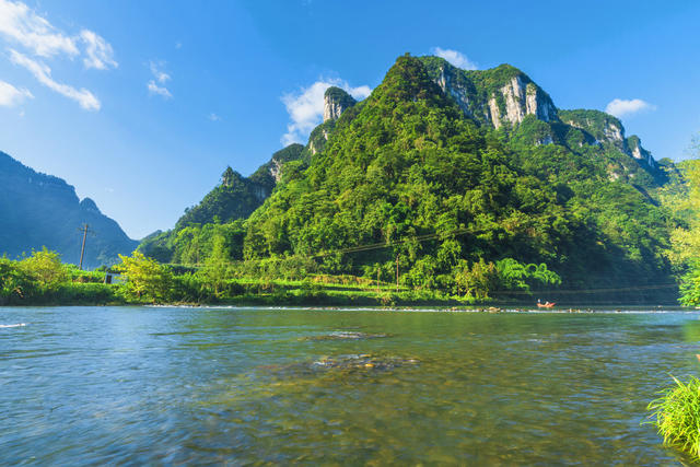 小暑时节  有着“小桂林”美誉的吉首市矮寨镇德茹村  碧水蓝天景美如画