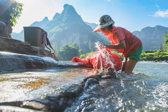 小暑时节  有着“小桂林”美誉的吉首市矮寨镇德茹村  碧水蓝天景美如画