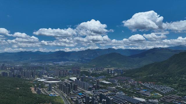 湖南  郴州  苏仙区 
 城东新区  天空 碧蓝 
 白云       高温  夏季  绿水青山   金山银山  美丽  山水画卷  