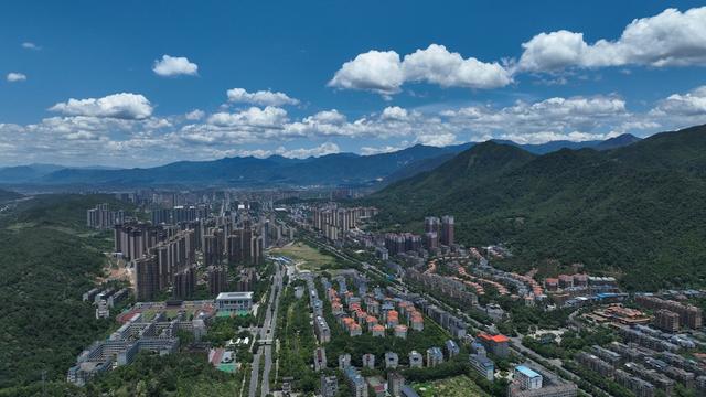 湖南  郴州  苏仙区 
 城东新区  天空 碧蓝 
 白云       高温  夏季  绿水青山   金山银山  美丽  山水画卷  