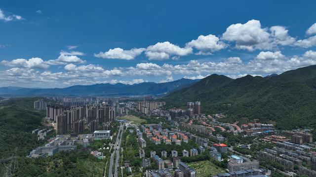 湖南  郴州  苏仙区 
 城东新区  天空 碧蓝 
 白云       高温  夏季  绿水青山   金山银山  美丽  山水画卷  