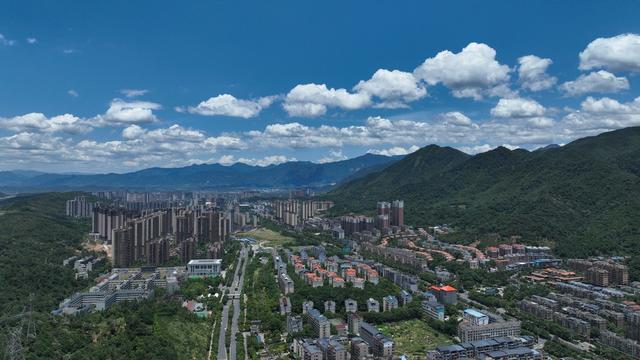 湖南  郴州  苏仙区 
 城东新区  天空 碧蓝 
 白云       高温  夏季  绿水青山   金山银山  美丽  山水画卷  