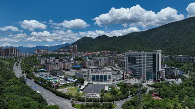 湖南  郴州  苏仙区 
 城东新区  天空 碧蓝 
 白云       高温  夏季  绿水青山   金山银山  美丽  山水画卷  