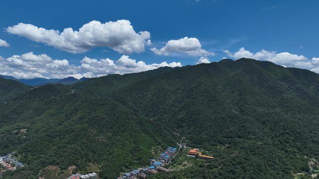 湖南  郴州  苏仙区 
 城东新区  天空 碧蓝 
 白云       高温  夏季  绿水青山   金山银山  美丽  山水画卷  