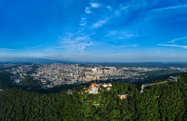 湖南  郴州  苏仙区  高原蓝               天空  碧蓝  苏仙岭  东江湖  飞天山  莽山  景区  青山绿水  生态画卷  绿水青山    金山银山 
 生态文明  山水画卷