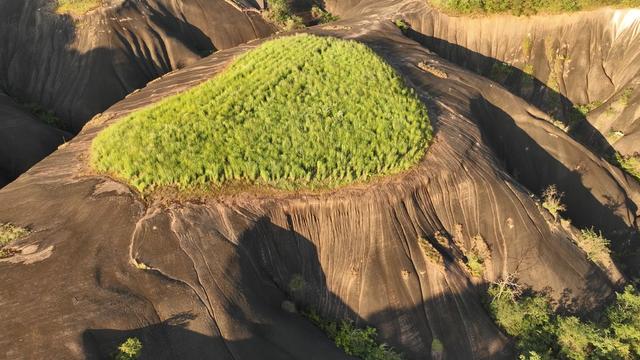 湖南  郴州  苏仙区  高原蓝               天空  碧蓝  苏仙岭  东江湖  飞天山  莽山  景区  青山绿水  生态画卷  绿水青山    金山银山 
 生态文明  山水画卷