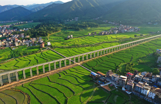 蓝山：美丽乡村入画来