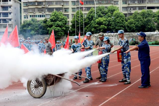 消防 安全 进校园 军训 应急 自救 灭火器 宣传