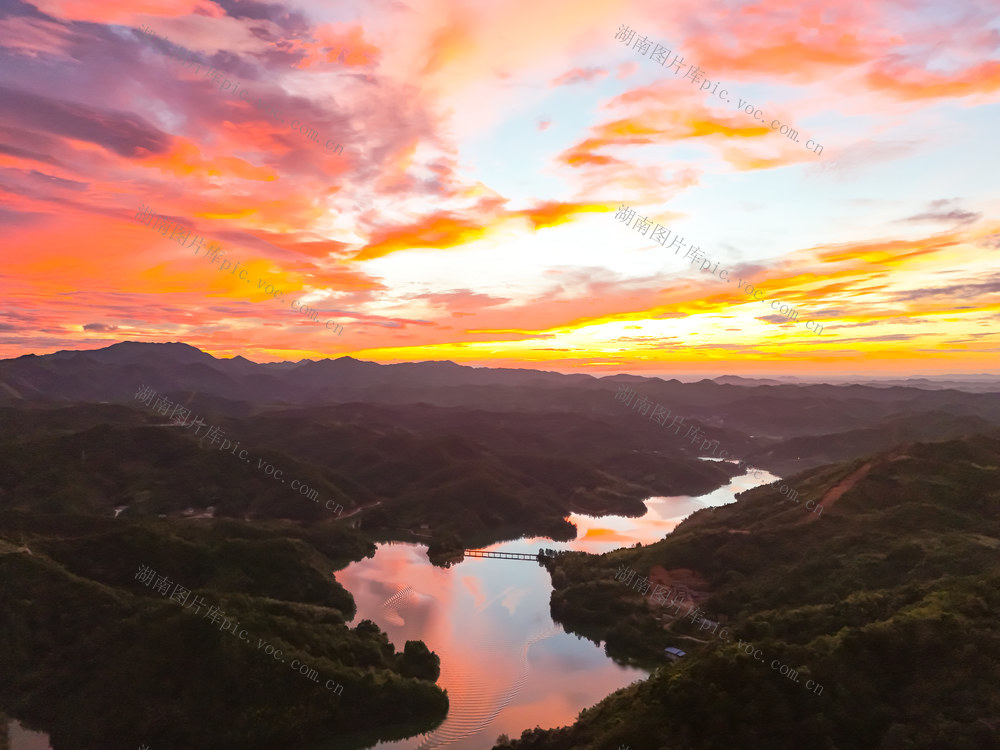 朝霞  似火  水库  生态  旅游  风景