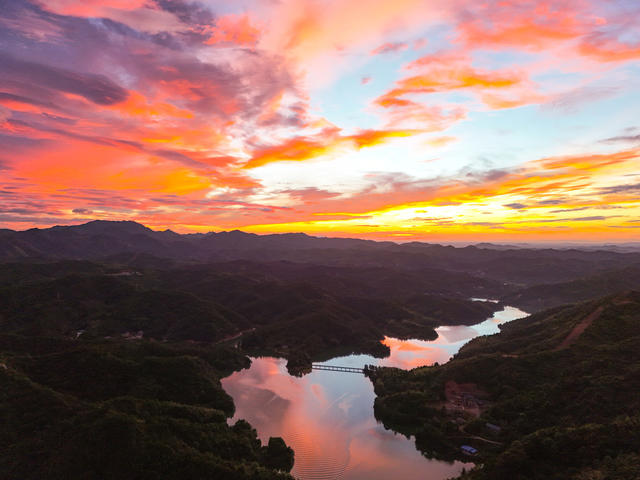 朝霞  似火  水库  生态  旅游  风景