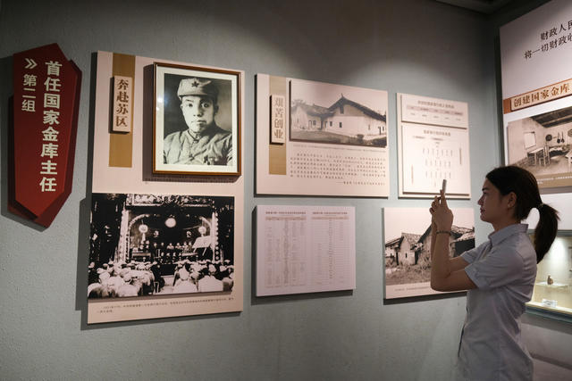 参观，红色国库事业奠基人，毛泽民”陈列室