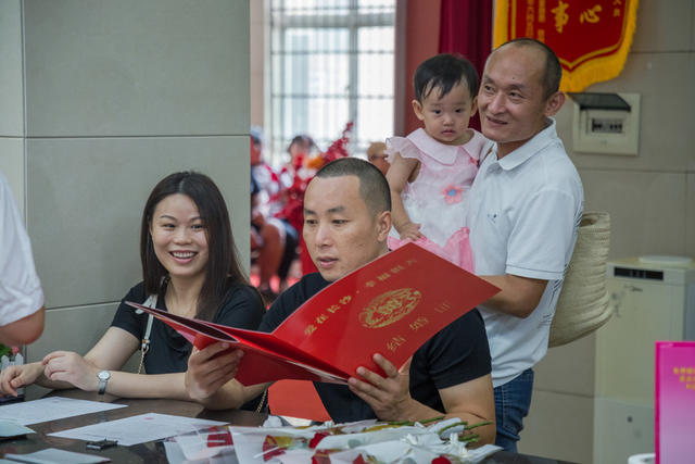 七夕  结婚证  周末  加班  幸福