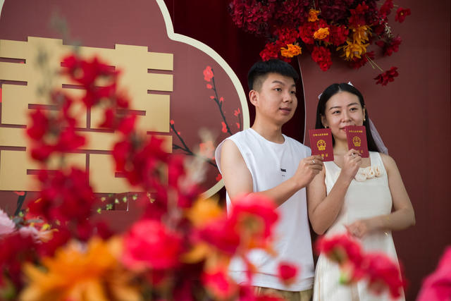 七夕  结婚证  周末  加班  幸福