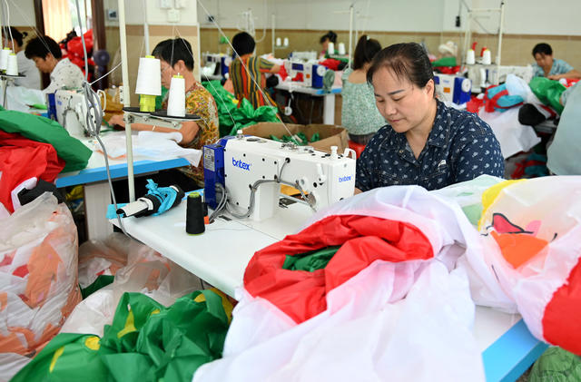 留守妇女，劳动就业，微工厂，妈妈岗，农村妇女，就近就业，订单产品，家门口，气模玩具