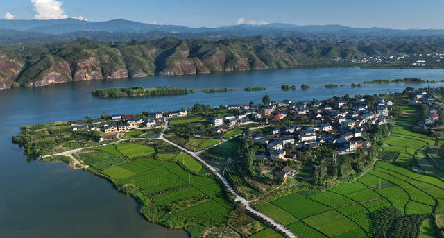 一江碧水美如画