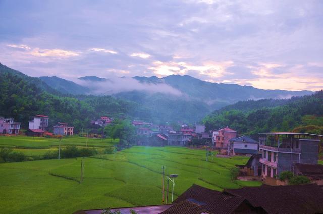 晚霞 映衬  画卷