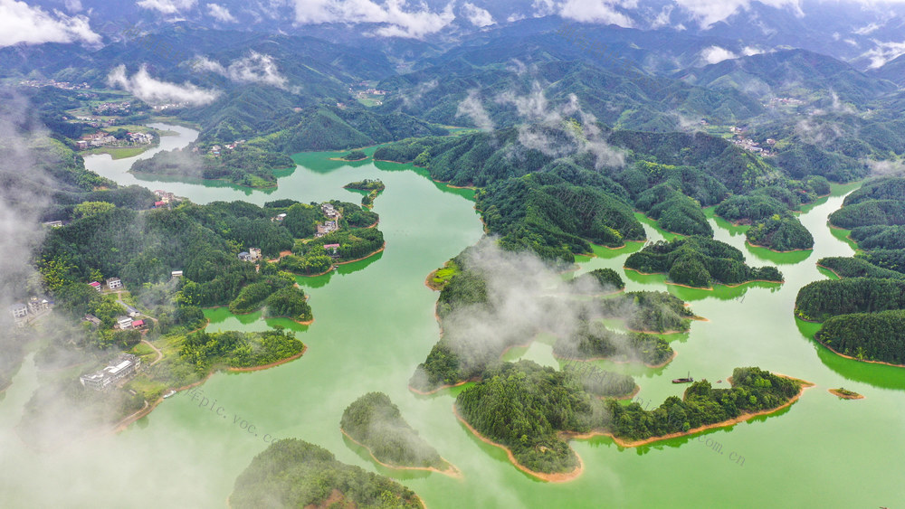 湿地 云雾 青山 碧水 民居