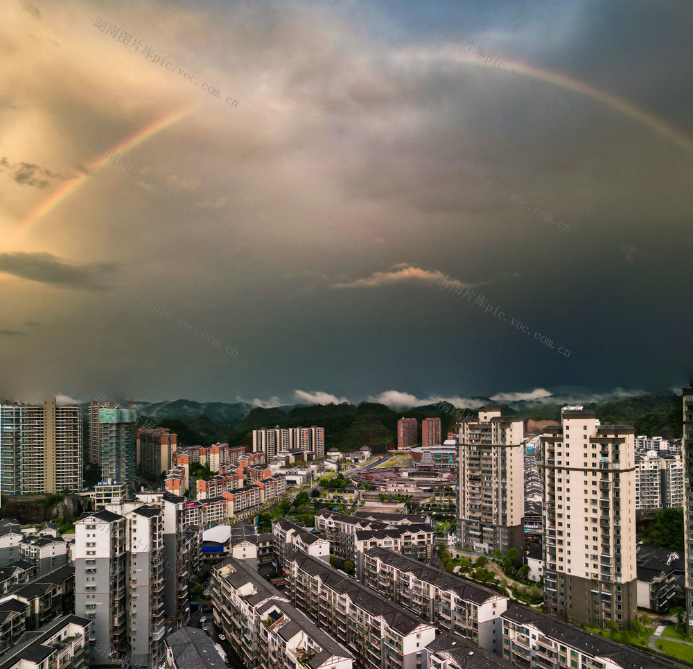 通道 雨后 天空 现 美丽 彩虹