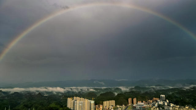 通道 雨后 天空 现 美丽 彩虹