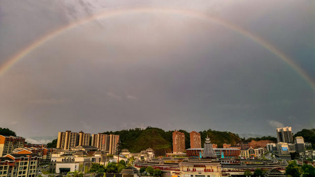 通道 雨后 天空 现 美丽 彩虹