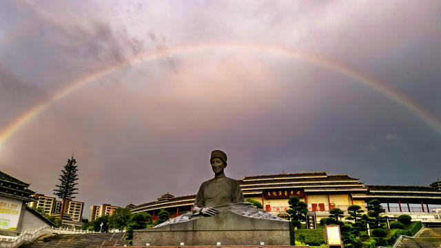 通道 雨后 天空 现 美丽 彩虹