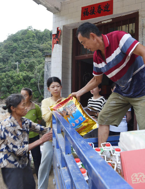 资兴：救灾物资送上门 