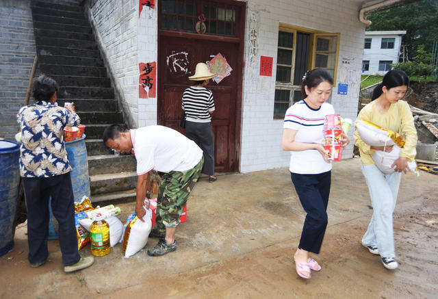 资兴：救灾物资送上门 