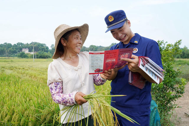 秋收田间 唠消防 