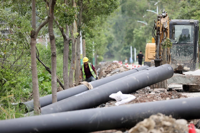 抢险救灾 修复供水管道 灾后重建 保障人民群众 生命至上
