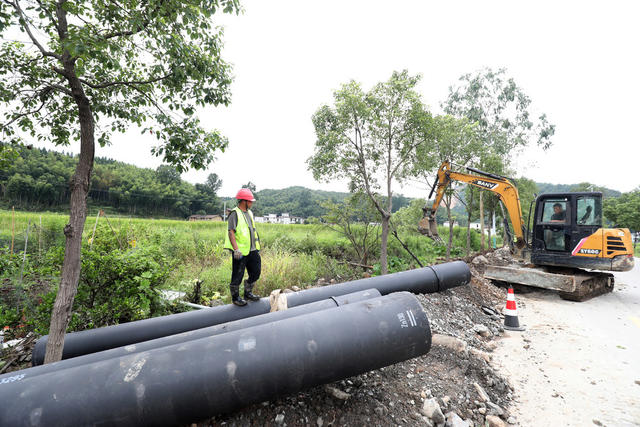 抢险救灾 修复供水管道 灾后重建 保障人民群众 生命至上