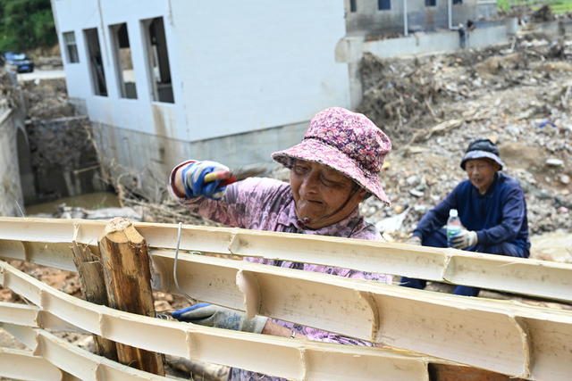 八旬老夫妇：自发筑起10余米竹篱笆墙保安全