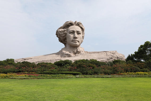 橘子洲景区，色彩斑斓，