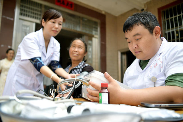  医师节 义诊 卫生院 医师  上门 服务