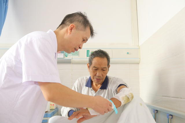 医师节  卫生健康  坚守岗位
