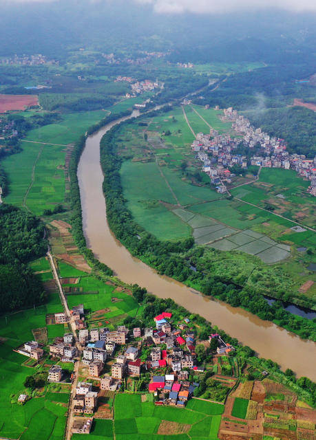 蓝山：“玉带 ”绕乡村 秀美如画卷
