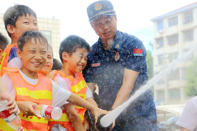 消防夏令营 开花水枪