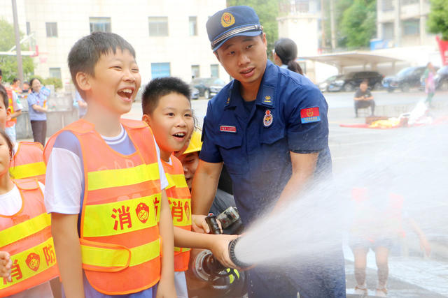 消防夏令营 开花水枪