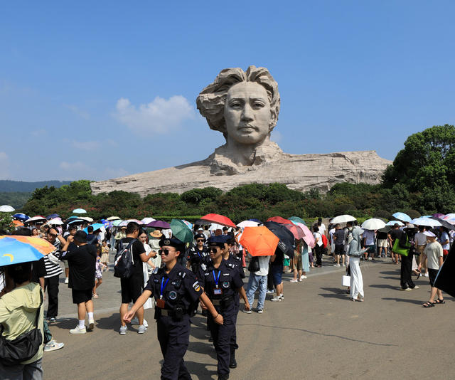 橘子洲，游人如织